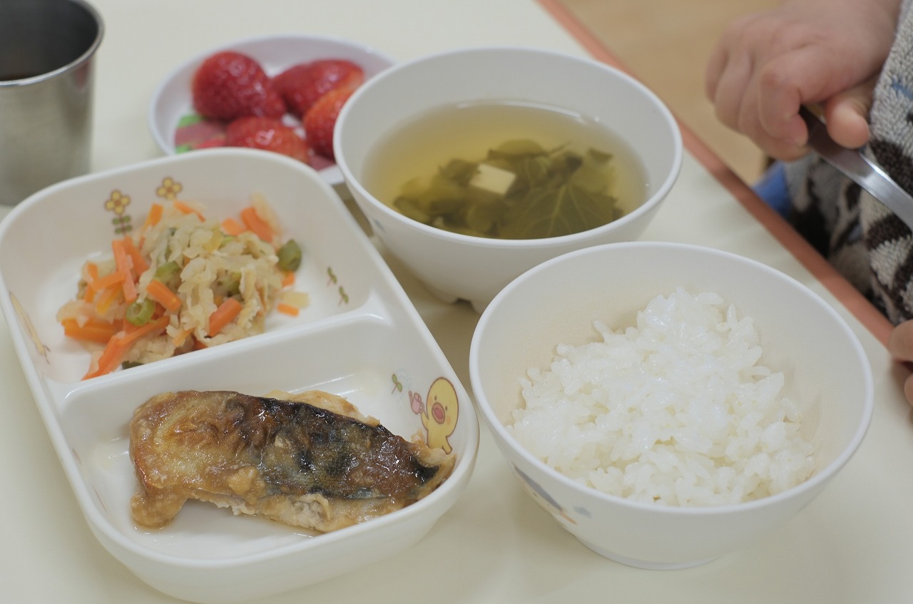 つくし組【1歳児】おさかな給食
